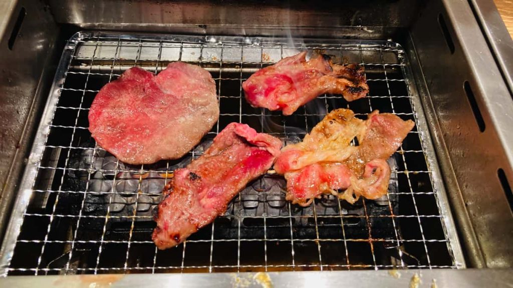 肉を焼く
