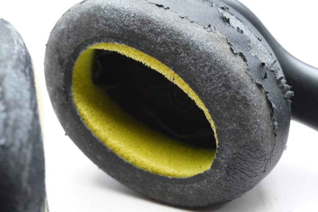 ボロボロのイヤーパッド